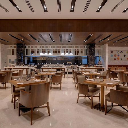 Hotel Courtyard By Marriott Surat Exterior foto