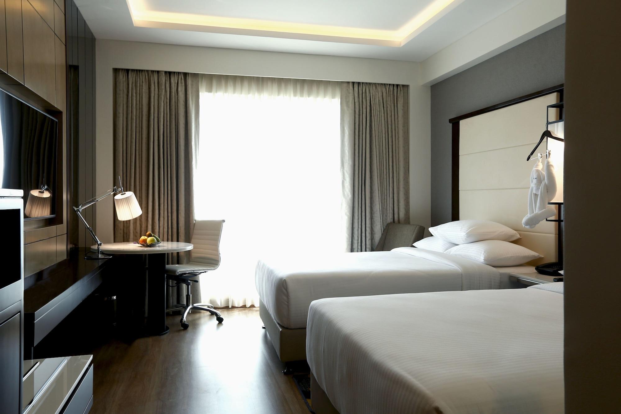 Hotel Courtyard By Marriott Surat Exterior foto