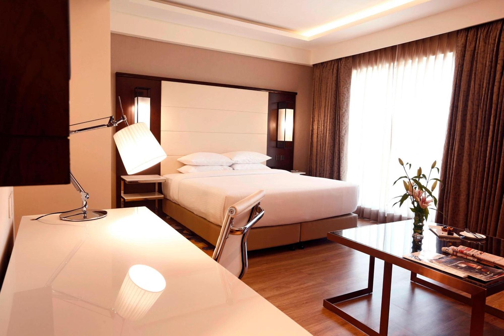 Hotel Courtyard By Marriott Surat Exterior foto