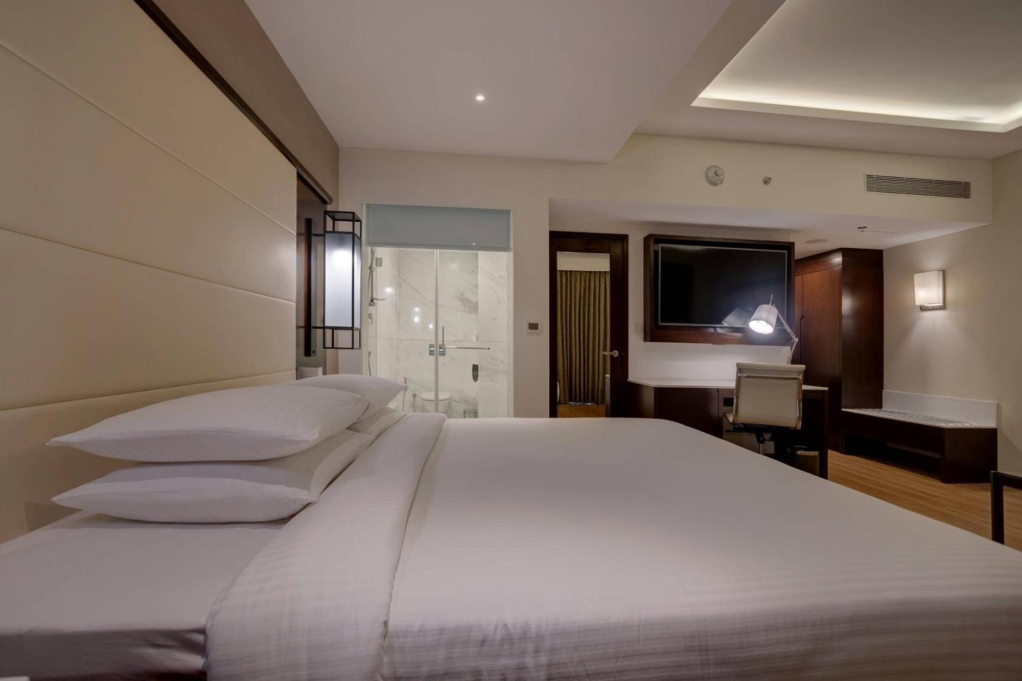 Hotel Courtyard By Marriott Surat Exterior foto