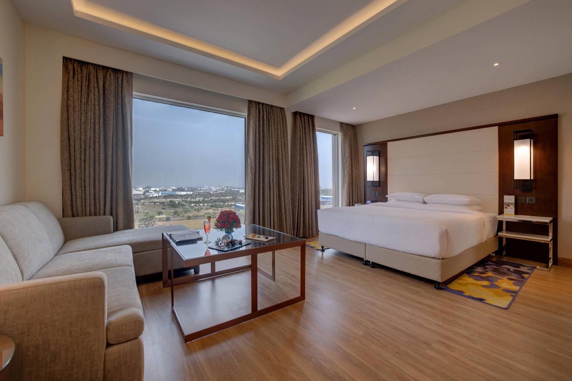 Hotel Courtyard By Marriott Surat Exterior foto