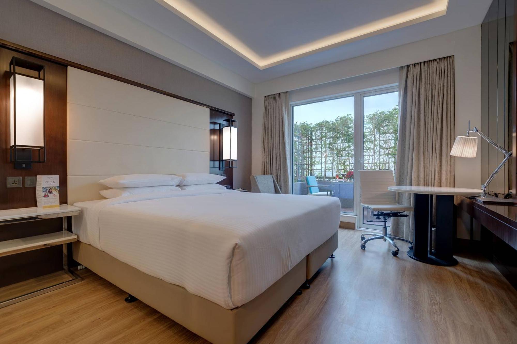 Hotel Courtyard By Marriott Surat Exterior foto