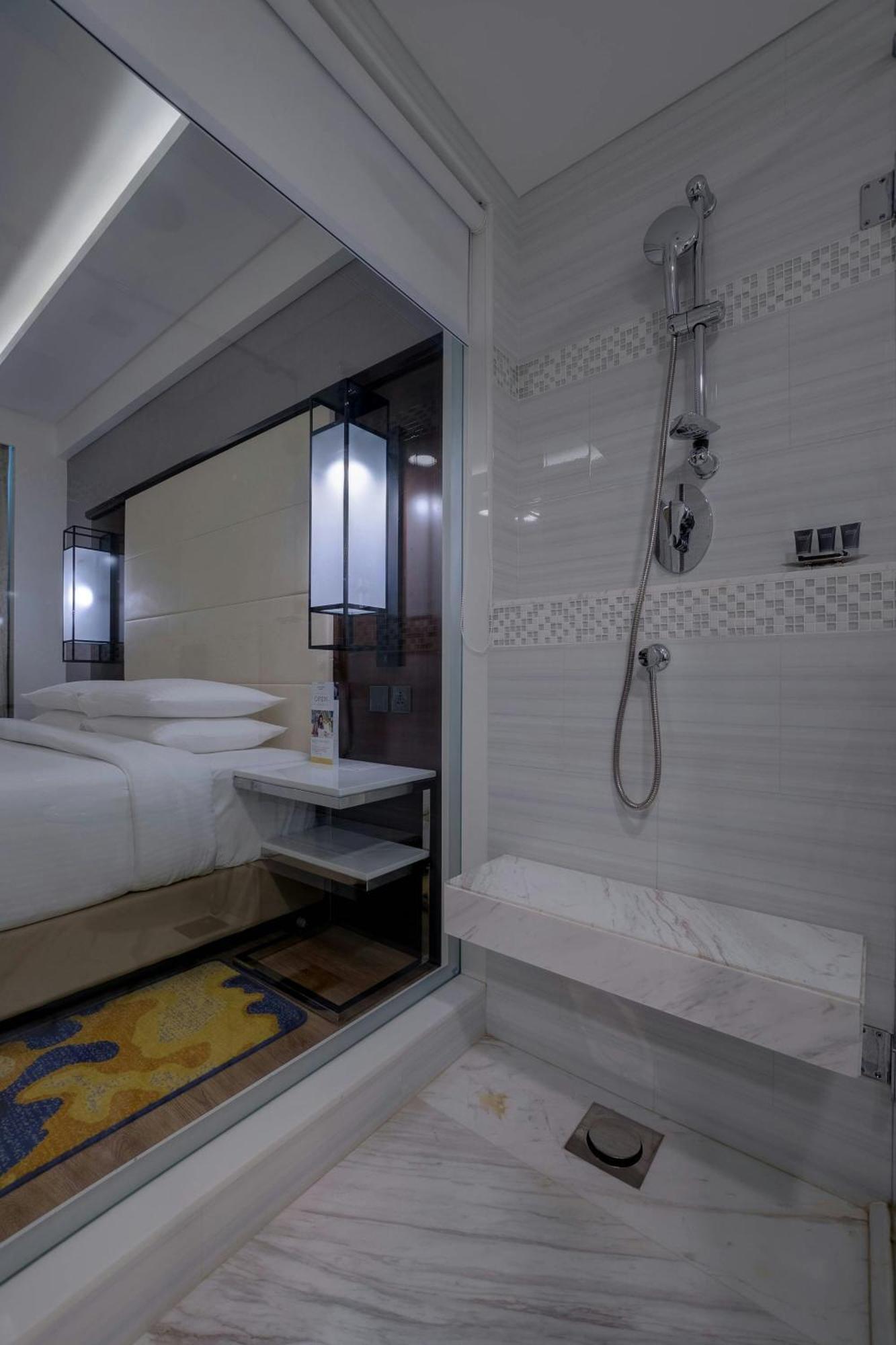 Hotel Courtyard By Marriott Surat Exterior foto