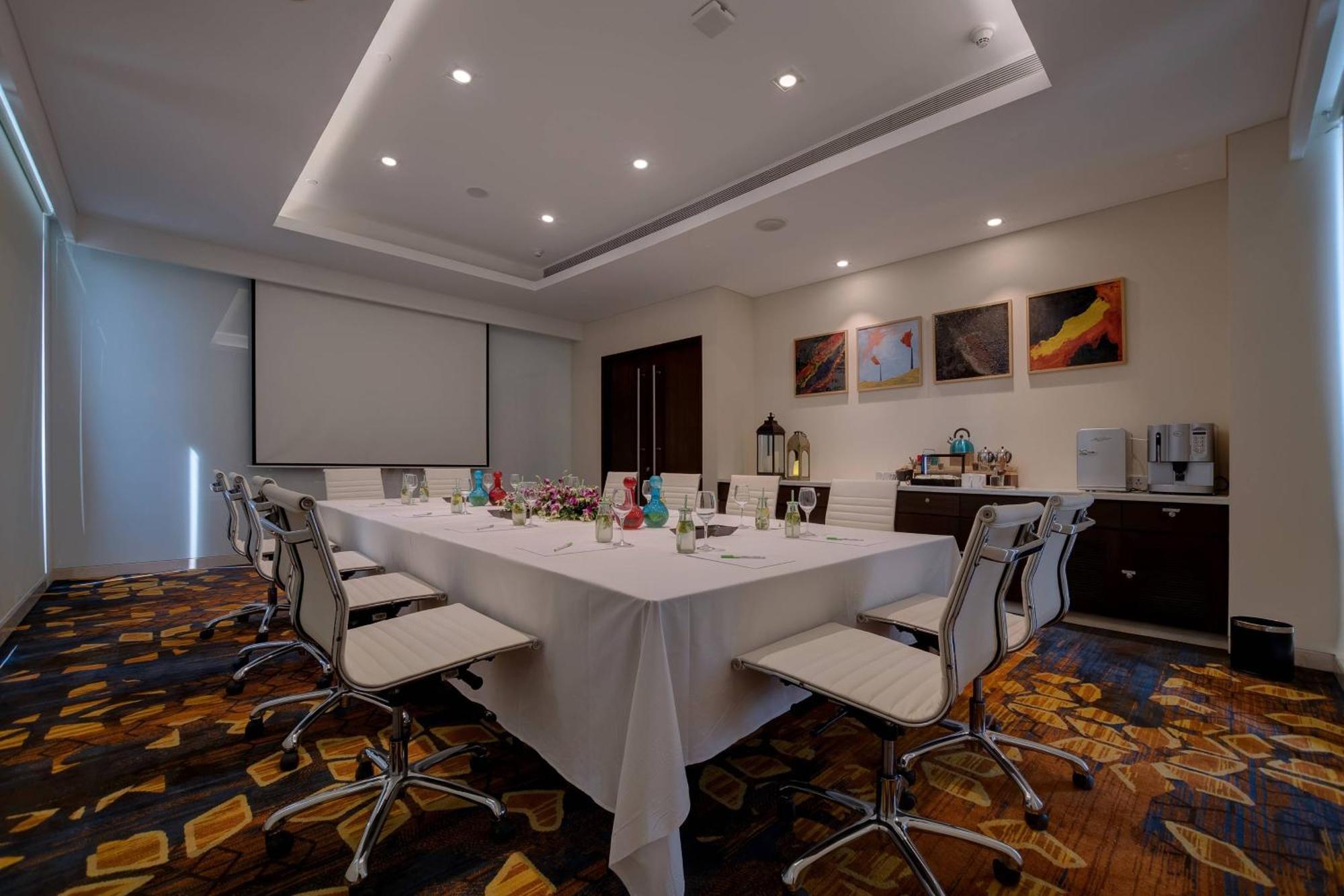 Hotel Courtyard By Marriott Surat Exterior foto