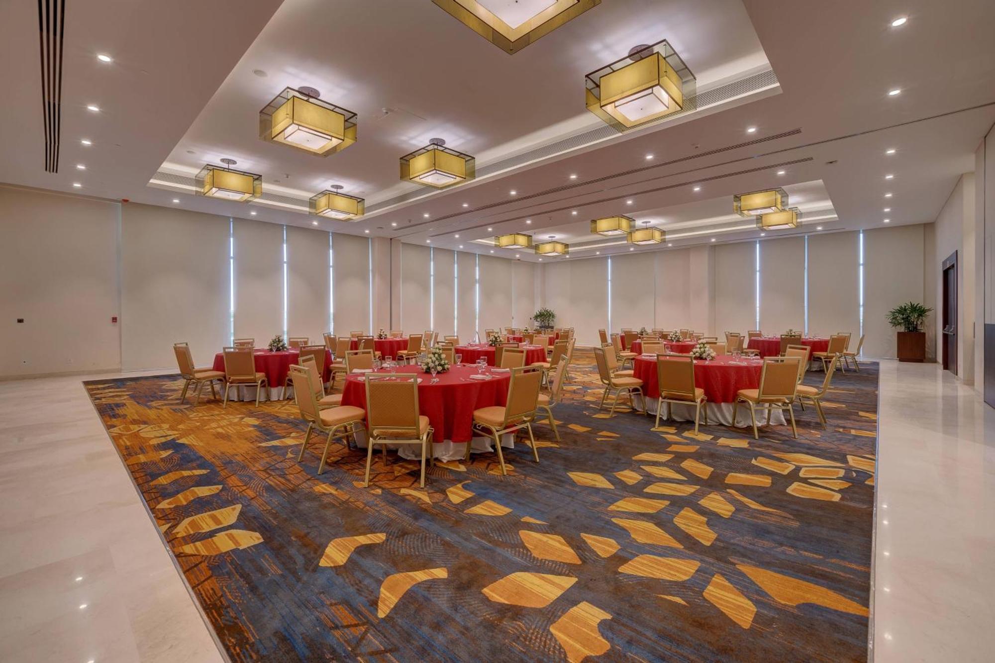 Hotel Courtyard By Marriott Surat Exterior foto