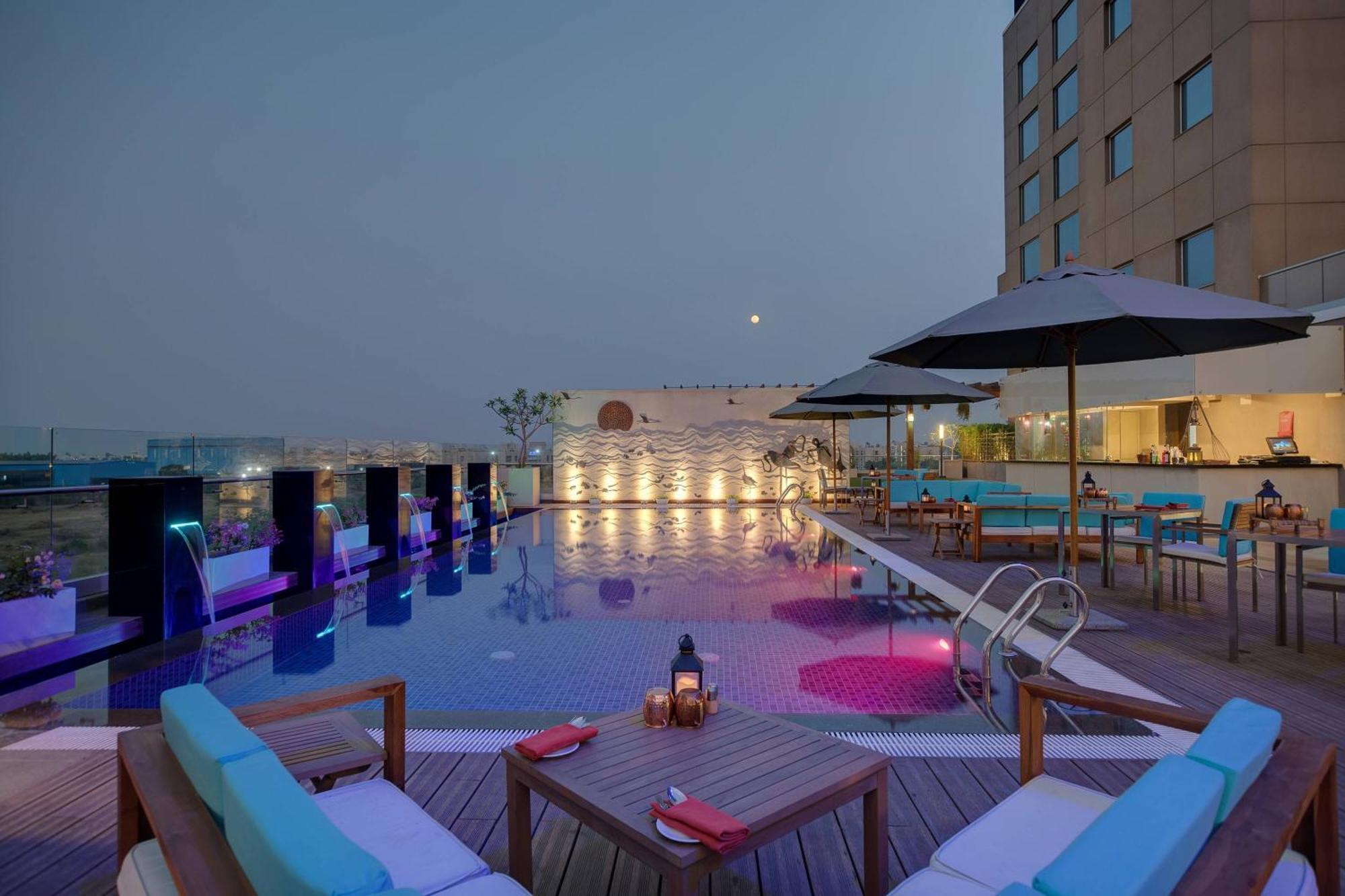 Hotel Courtyard By Marriott Surat Exterior foto