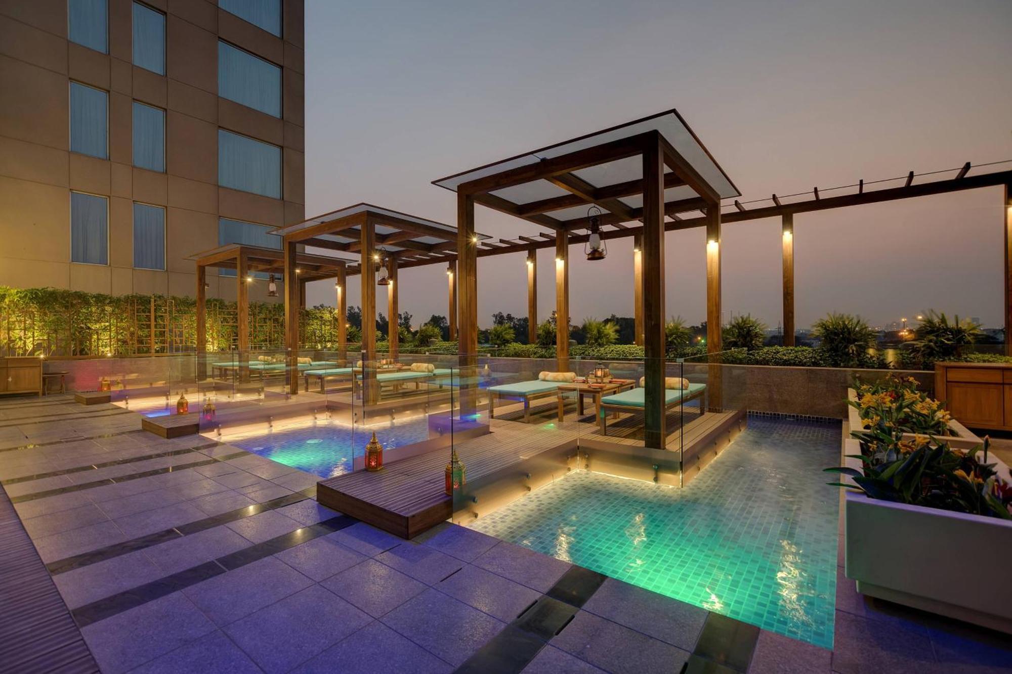Hotel Courtyard By Marriott Surat Exterior foto