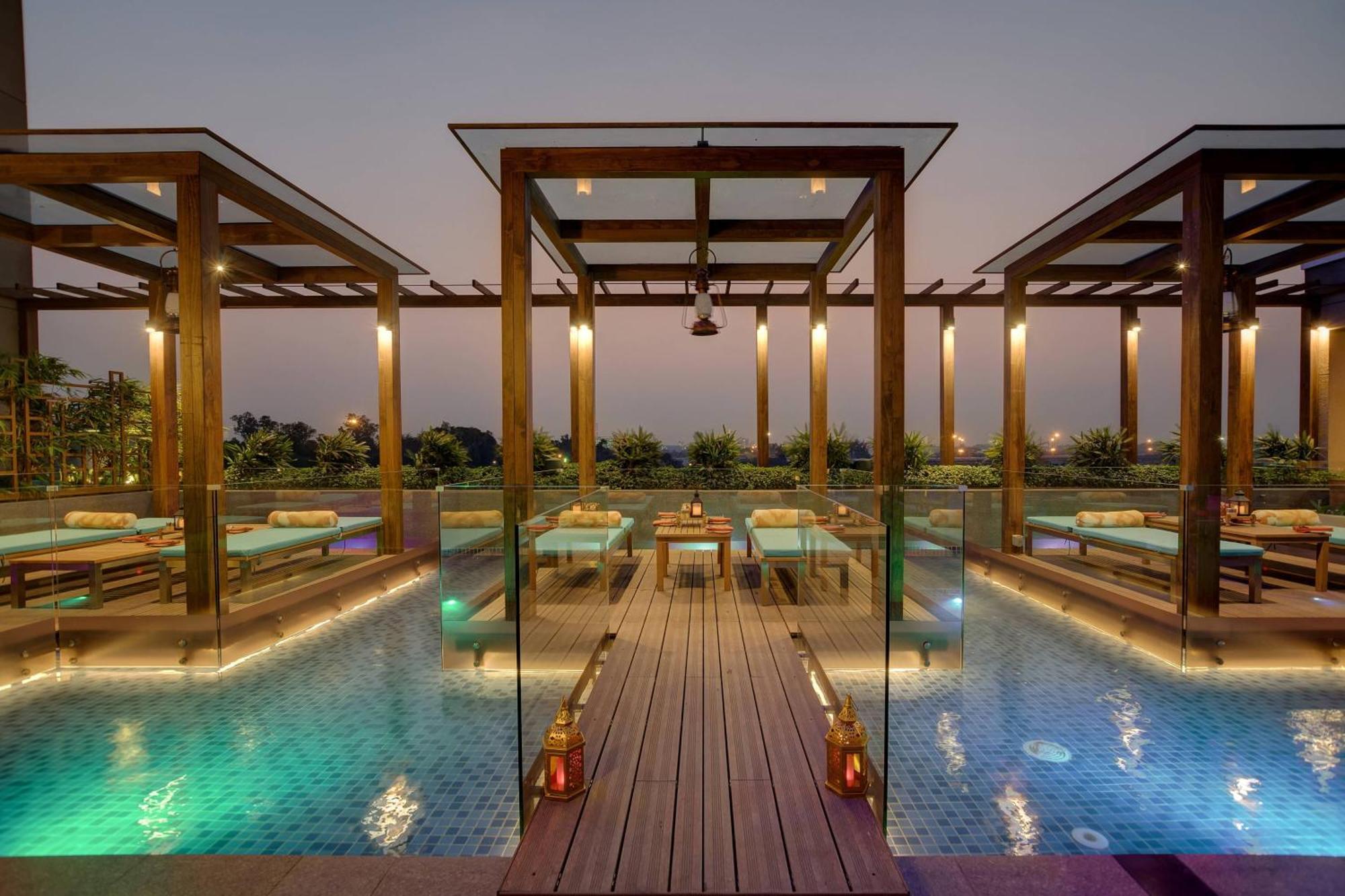 Hotel Courtyard By Marriott Surat Exterior foto
