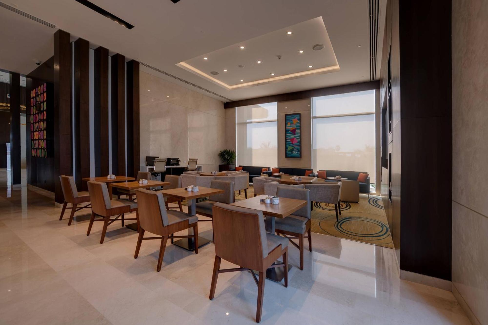 Hotel Courtyard By Marriott Surat Exterior foto