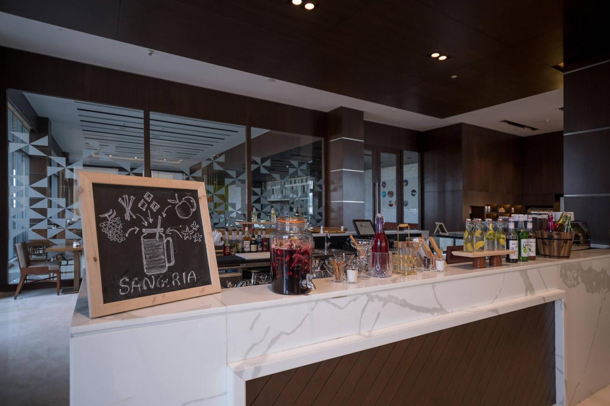 Hotel Courtyard By Marriott Surat Exterior foto