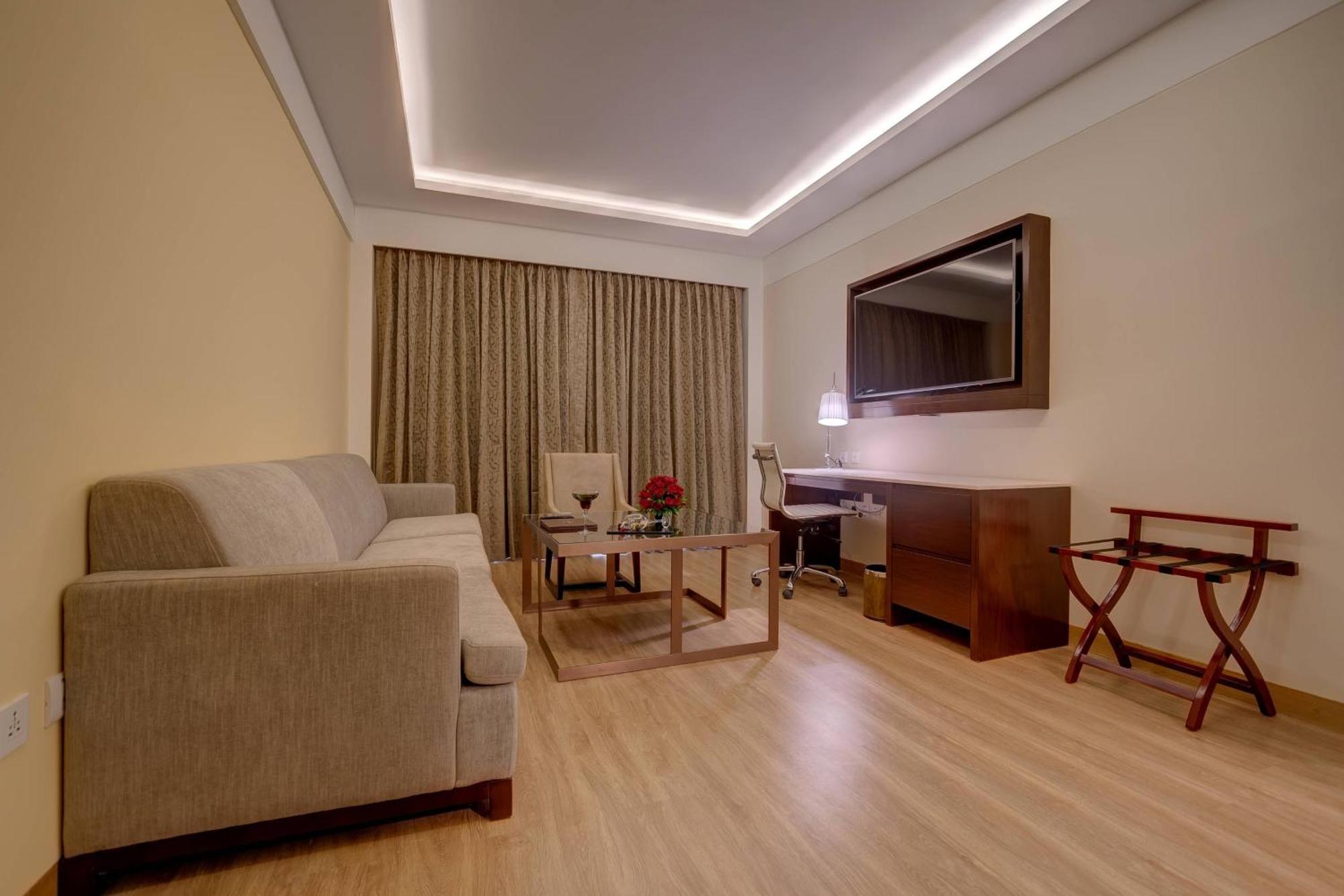 Hotel Courtyard By Marriott Surat Exterior foto