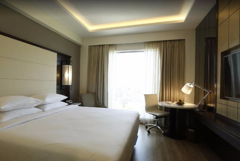 Hotel Courtyard By Marriott Surat Exterior foto