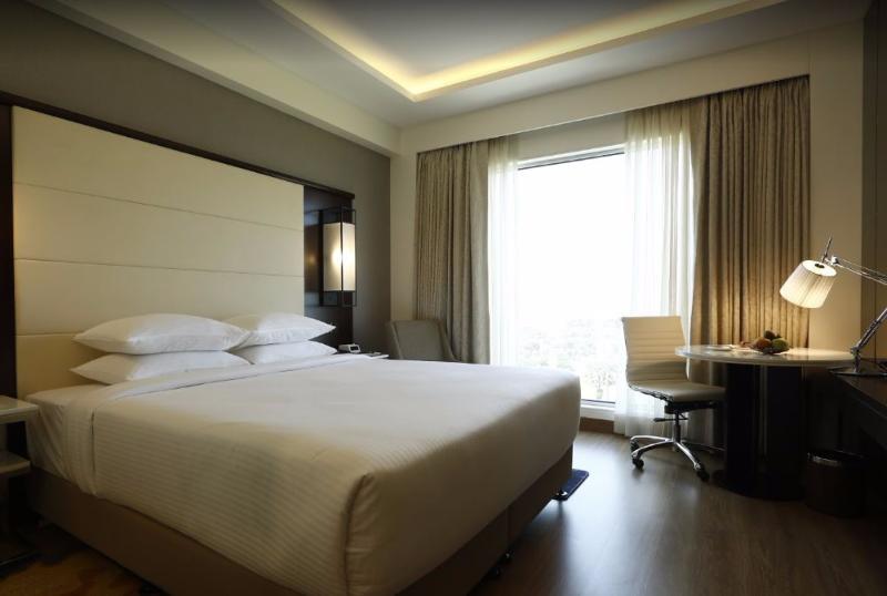 Hotel Courtyard By Marriott Surat Exterior foto