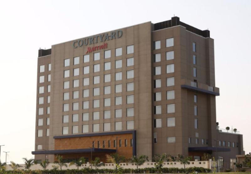 Hotel Courtyard By Marriott Surat Exterior foto